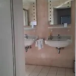 Schneider בית הארחה קוכם
