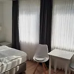 Schneider בית הארחה 3*